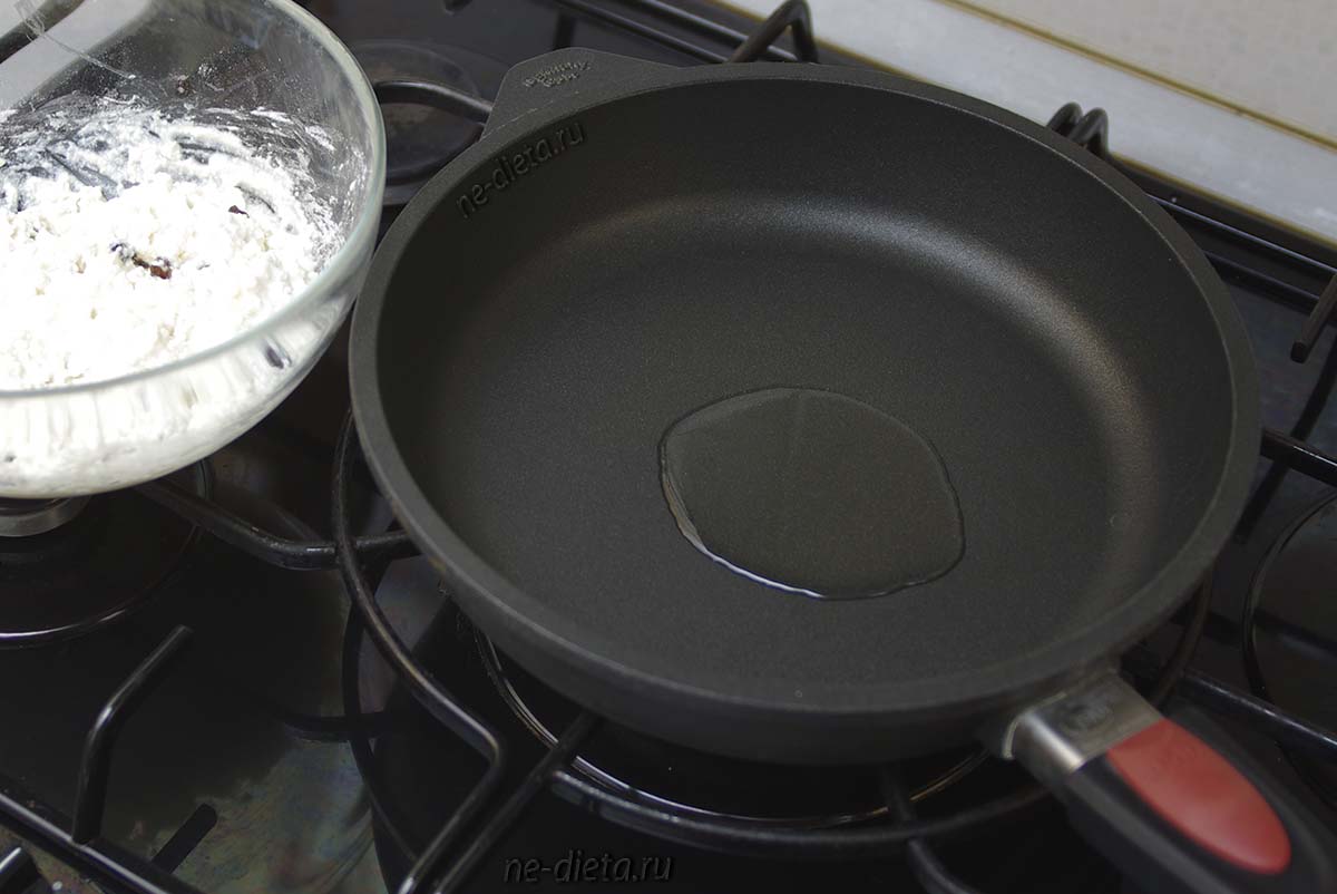 В сковороде разогреть растительное масло