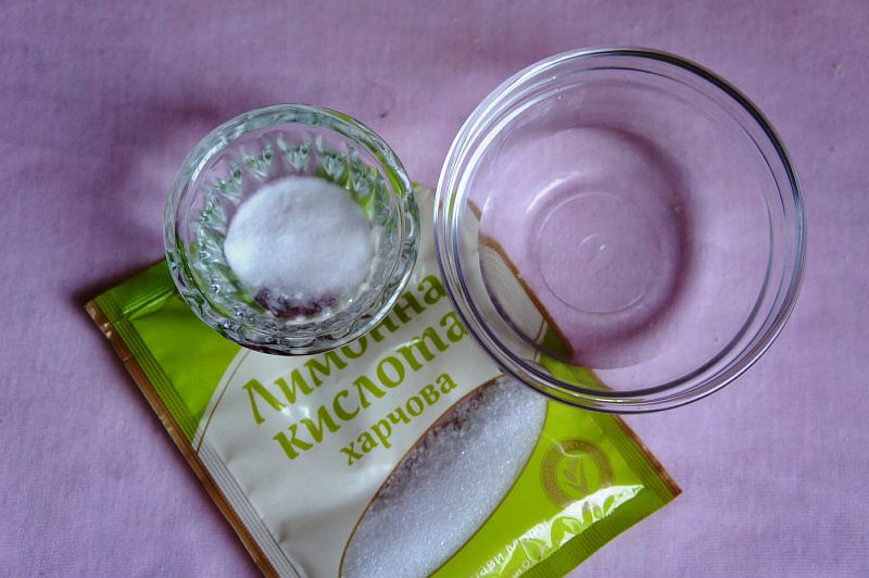 Смешиваем лимонную кислоту и соду