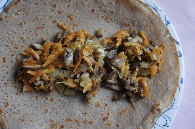 Наполняем блины готовой начинкой