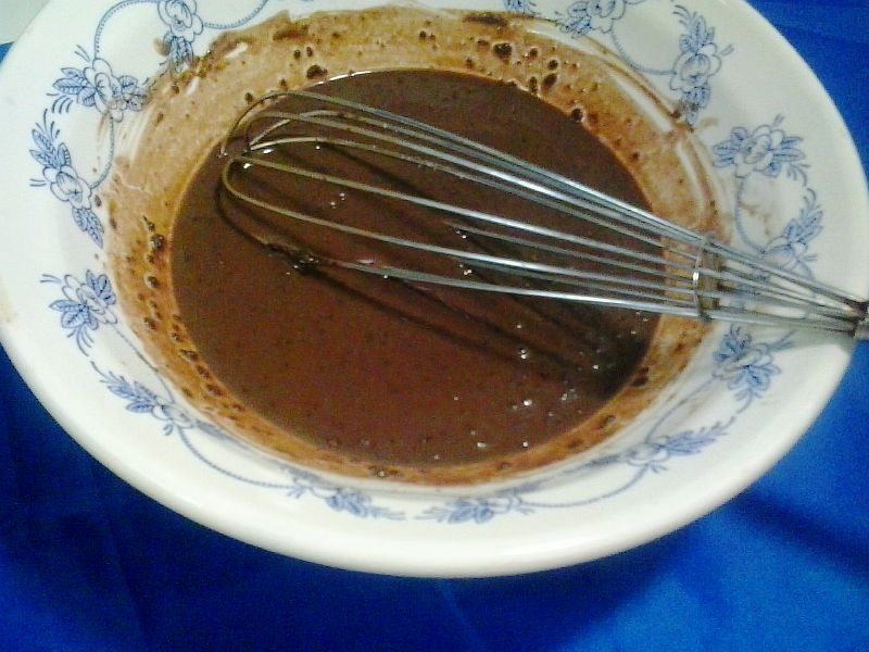 Смешиваем сахар и какао-порошок