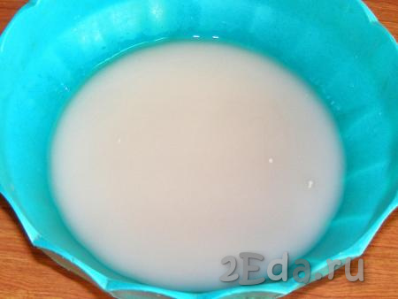 Для приготовления опары в тёплую воду кладём сахар, добавляем дрожжи и тщательно перемешиваем, чтобы сахар и дрожжи растворились.