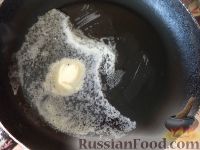 Фото приготовления рецепта: Омлет с ломтиками хлеба - шаг №3