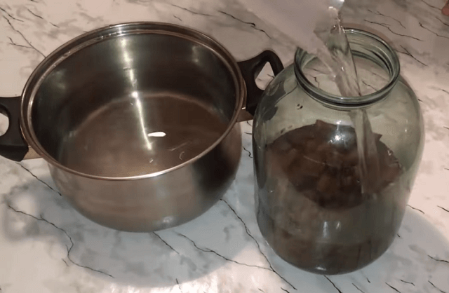 Заливаем сухари теплой водой