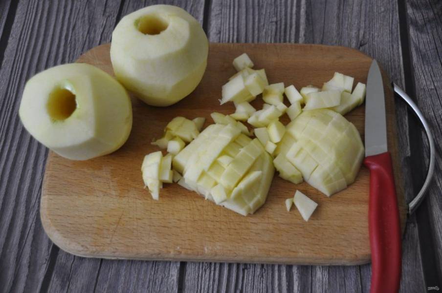 Очистите яблоки от кожуры и сердцевинки, нарежьте мелким кубиком.