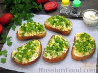Фото к рецепту: Гренки с вареным яйцом, майонезом и зеленью
