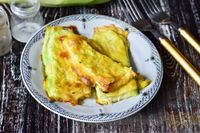 Фото к рецепту: Кабачковые сэндвичи с сыром (в духовке)