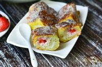 Фото к рецепту: Гренки с клубникой и творогом