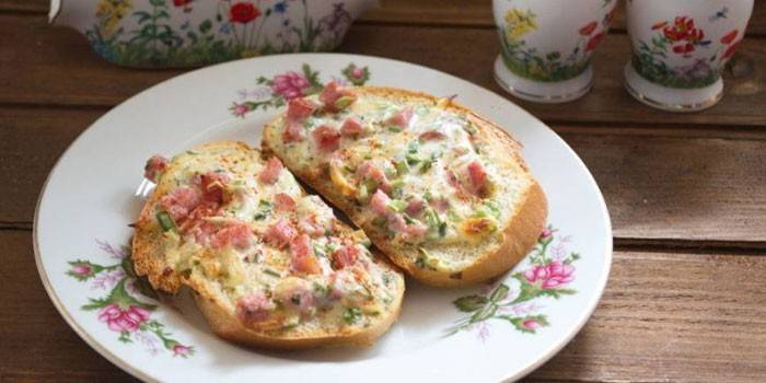 Горячие бутерброды с колбасой и сыром