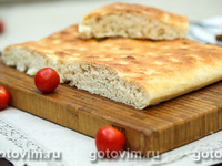 Фокачча из картофельного теста с печеным чесноком
