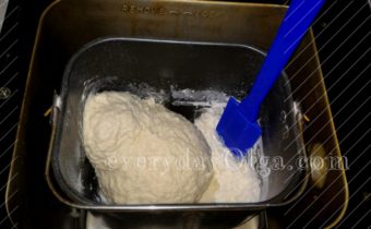 замес теста в ведерке для хлебопечки