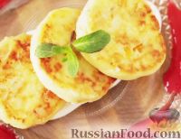 Фото к рецепту: Сырники с изюмом и курагой