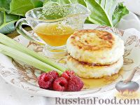 Фото к рецепту: Сырники с ревенем и овсяными хлопьями