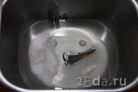 Влить воду комнатной температуры в ведёрко хлебопечки, всыпать соль и сахар.