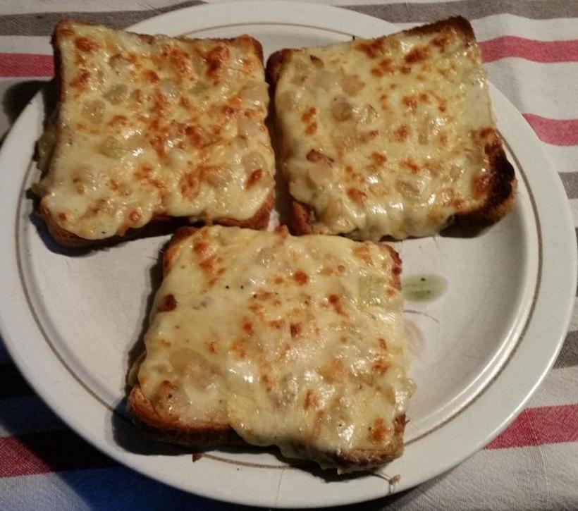 Гренки с сыром.