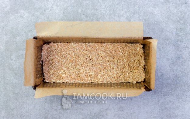 Выложить тесто в форму