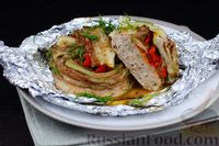 Фото к рецепту: Мясные котлеты, запечённые с овощами, сыром и беконом (в фольге)