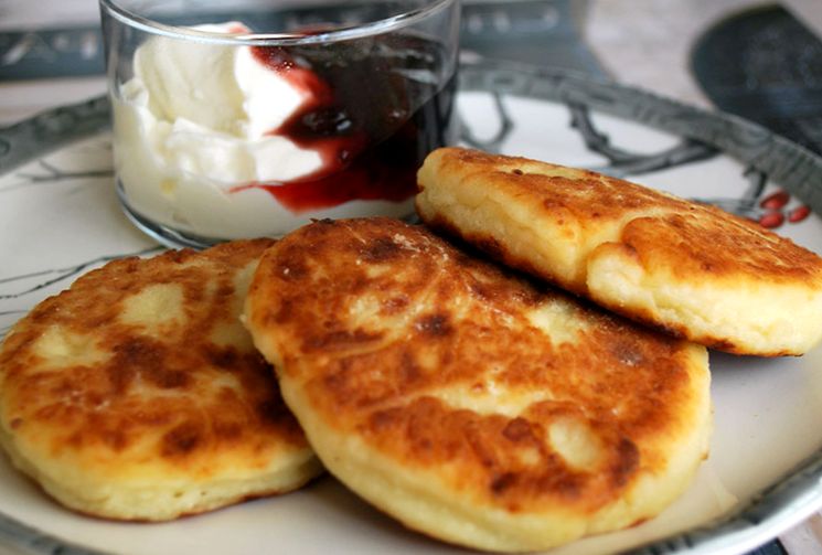 Сырники со сметаной и вареньем