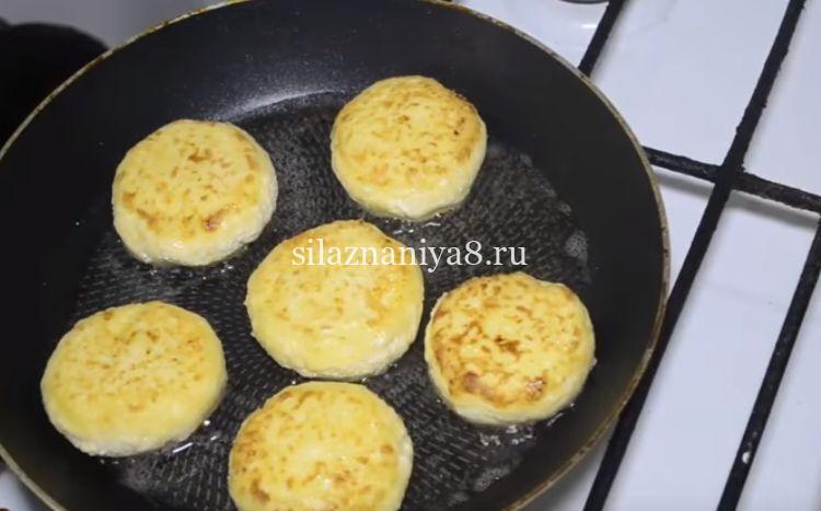 сырники из творога с манкой без муки на сковороде