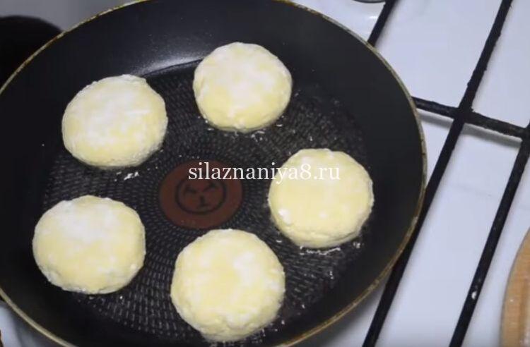 Пышные сырники из творога с манкой без муки на сковороде