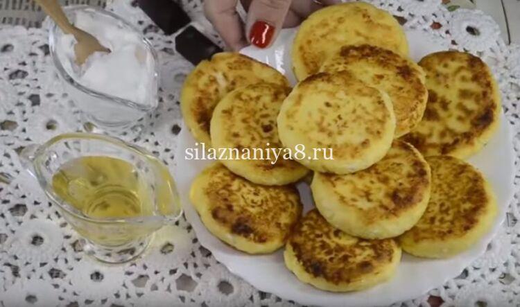Пышные сырники из творога с манкой без муки на сковороде