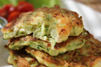 Готовые оладьи с курицей и кабачком в разломе
