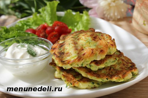 Оладьи из курицы и кабачков с соусом