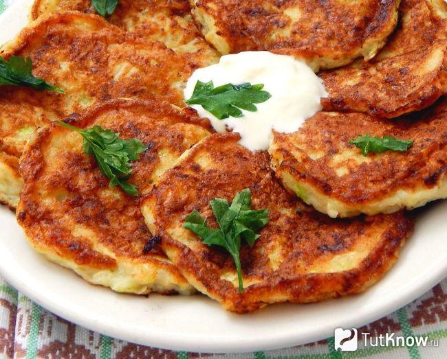 Капустные оладьи с яйцом