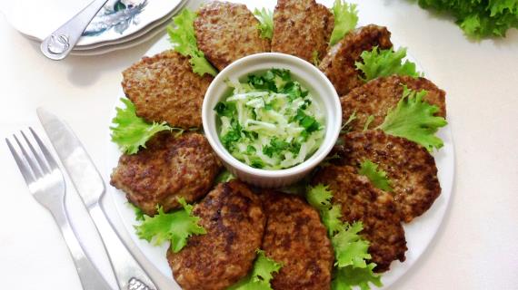 Печеночные оладьи с огуречным соусом