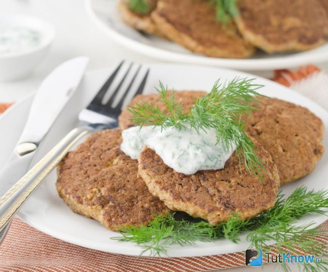 Печеночные оладьи под сметанным соусом