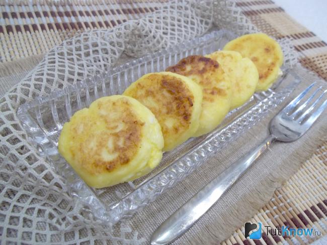 Готовые домашние сырники с манкой на сковороде