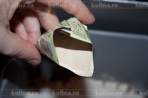 Всыпьте дрожжи. 
