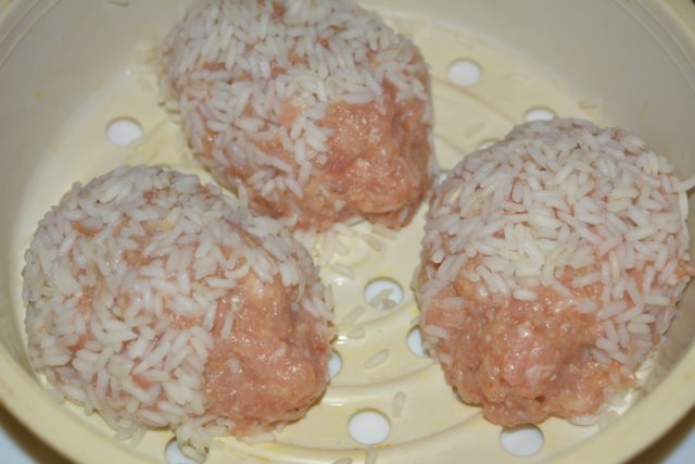 Очень вкусные и нежные тефтели из фарша с рисом этап 30
