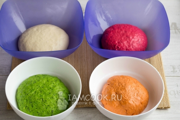 Замесить цветное тесто