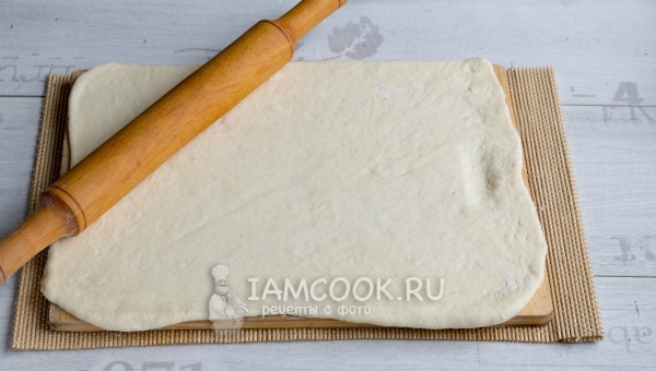Раскатать белое тесто