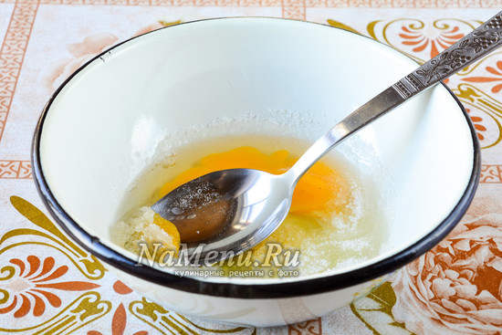 Взбить яйца с сахаром