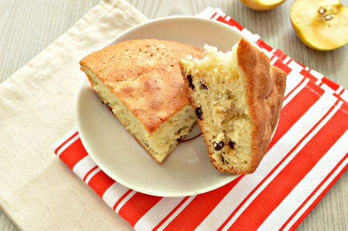 Пирог с яблоками и изюмом из старого хлеба
