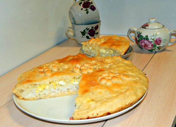 Пирог с рисом и яйцом из старого хлеба