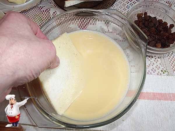 смачиваю хлеб для пирога в молоке